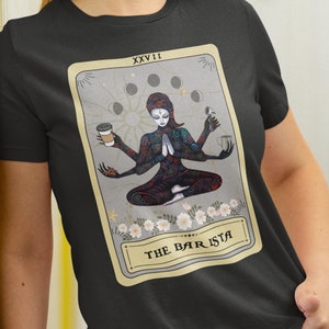 Camisa de barista, camisa de cartas de tarô da deusa barista, presentes de barista para amantes de café camiseta barista mulher