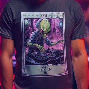 DJ Alien Shirt, Das DJ Tarot Karten Shirt Alien dj Hobby dj Geschenk Professionelle dj Geschenke Alien Disc Jockey Rave Shirt
