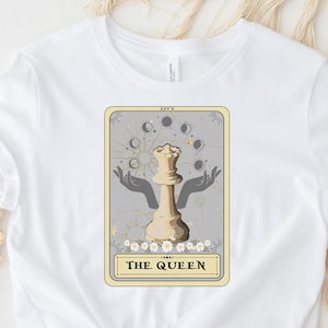 Schach Shirt Die Königin Tarot Karte Shirt, Königin Schachfigur Tshirt Geschenk für Schachspieler Shirt Schach Geschenk für Schachliebhaber Geschenk Schach Tshirt