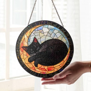 月の上で眠る黒猫 ステンドグラス 猫のメモリアル サンキャッチャー ライトキャッチャー 窓吊り猫 家の装飾 猫好きへのギフト