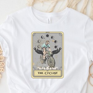 De fietser Tarot shirt, fietser shirt, fietsen shirt cadeau, cadeau voor fietsliefhebbers, fiets T-shirt met tarotkaart ontwerp "DE FIETSER"