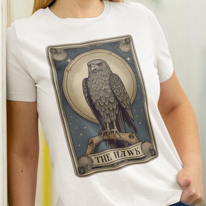 Camisa de falcão, camisa de cartas de tarô de falcão, camiseta de falcão presente falcão espírito animal aves de rapina
