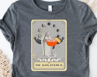 The Bartender Tarot Card Shirt, Bartender Shirt, Regalo para Bartender, Barmen Gift, Barista T-Shirt con Tarot Card Design &quot;THE BARTENDER&quot;