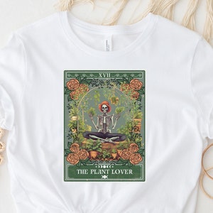 Camisa de cartas de tarot amante de las plantas, ropa de bruja de plantas de mamá de plantas, camisa de cartas de tarot esqueleto de jardinería de cosas de brujas camisa de bruja botánica verde