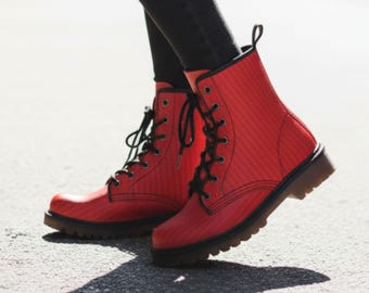 Botas de combate vermelhas Botas de couro vegano listradas vermelhas