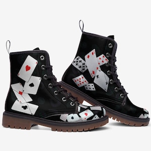 Botas de baralho de cartas de pôquer Botas de couro vegano com cadarços pretos Botas de combate Ás de paus Copas Espadas Diamantes Botas de cassino Blackjack Rave Las Vegas