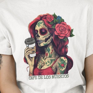 Camicia con teschio di zucchero e caffè, camicia latina di caffè Giorno dei morti Maglietta da caffè Messicana Halloween Regali per gli amanti del caffè Dia De Los Muertos Cafe