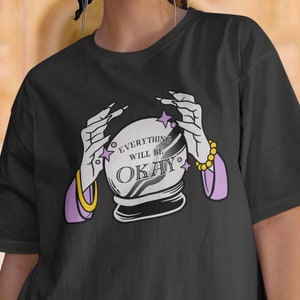 Tudo vai ficar bem camisa de bola de cristal, camisa de cartomante roupas de bruxa minha bola de cristal t camisa mística camiseta de bruxa vibrações