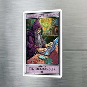 Może przedstawiać: Karta tarota przedstawiająca postać w purpurowej szacie, z długą białą brodą i okularami, siedzącą przed laptopem. Karta nosi tytuł "Programista" i ma rzymską cyfrę XVII u góry.