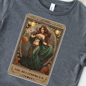 De Bellydancer Tarot Card Shirt, Belly Dance Shirt Cadeau voor buikdanseres, Bellydancer T-Shirt met Tarot Card Design "THE BELLYDANCER"
