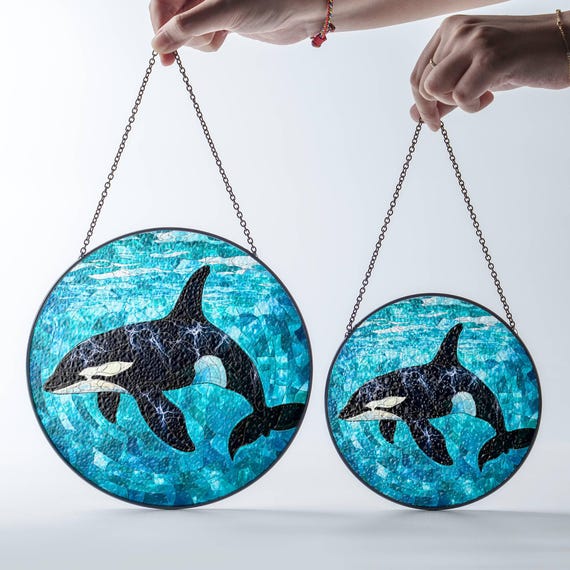 シャチのステンドグラスサンキャッチャー：海のアート窓飾り - Etsy 日本