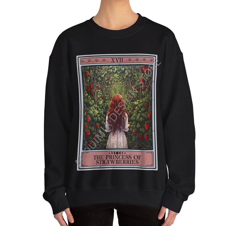 Erdbeer-Sweatshirt, die Prinzessin der Erdbeeren Tarot-Karte Erdbeer-Liebhaber-Geschenke für Obst-Liebhaber Erdbeer-Pullover mit Rundhalsausschnitt Black