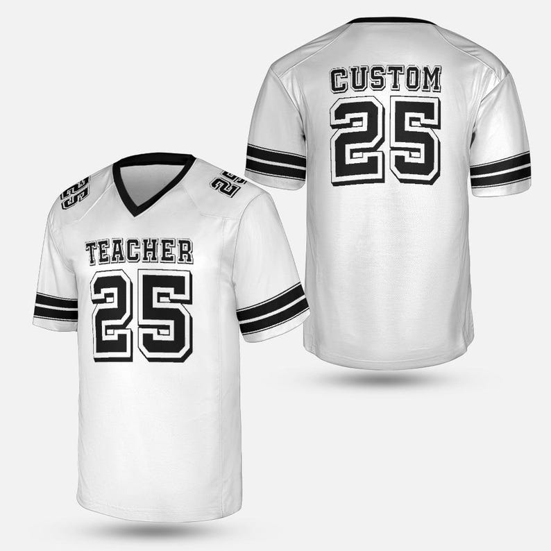 K&ouml;nnte beinhalten: Wei&szlig;es Football-Trikot mit schwarzen Details. Auf der Vorderseite steht das Wort "TEACHER" &uuml;ber der Nummer "25". Auf der R&uuml;ckseite des Trikots steht "CUSTOM" &uuml;ber der Nummer "25". Schwarze Streifen zieren die &Auml;rmel.