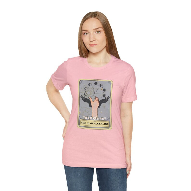 La camisa de la tarjeta del tarot del estilista, la camisa del estilista, la camiseta del estilista, el peluquero con licencia, el regalo para el peluquero, el diseño de la camisa de la tarjeta del tarot imagen 7