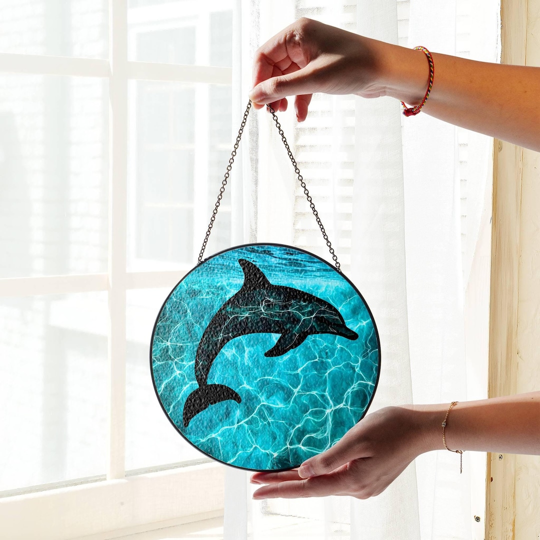 イルカのステンドグラスのサンキャッチャー：海のアート窓飾り - Etsy 日本