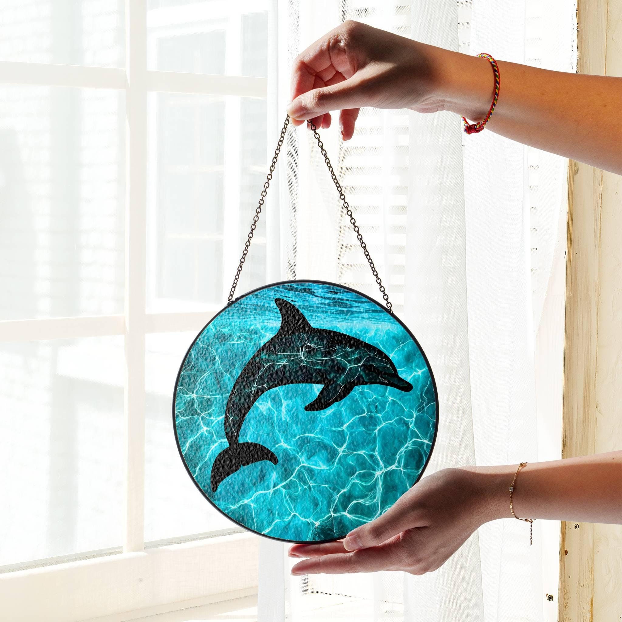 イルカのステンドグラスのサンキャッチャー：海のアート窓飾り - Etsy 日本
