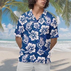 Könnte beinhalten: Ein blaues und weißes Hawaiihemd mit einem Blumenmuster und Rattenillustrationen.