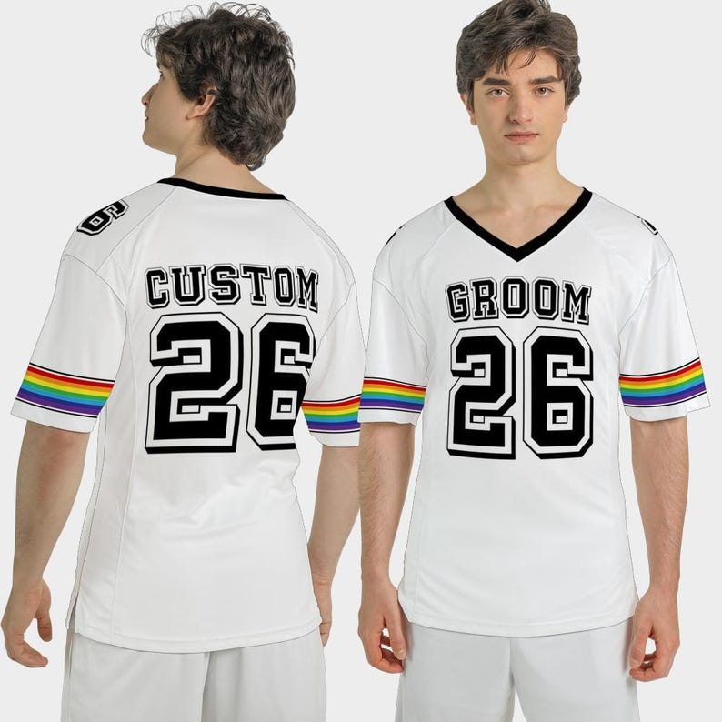 Puede incluir: Camiseta blanca estilo jersey con ribete negro y el n&uacute;mero 26. La palabra "GROOM" est&aacute; impresa en la parte delantera y "CUSTOM" en la trasera. Rayas arco&iacute;ris adornan las mangas. La camiseta la lleva una persona.