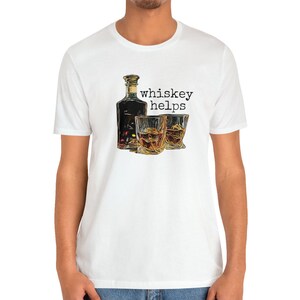 K&ouml;nnte beinhalten: Wei&szlig;es T-Shirt mit einem Aufdruck einer Flasche Whiskey und zwei Gl&auml;sern. Der Text "whiskey helps" ist auf dem Shirt gedruckt.