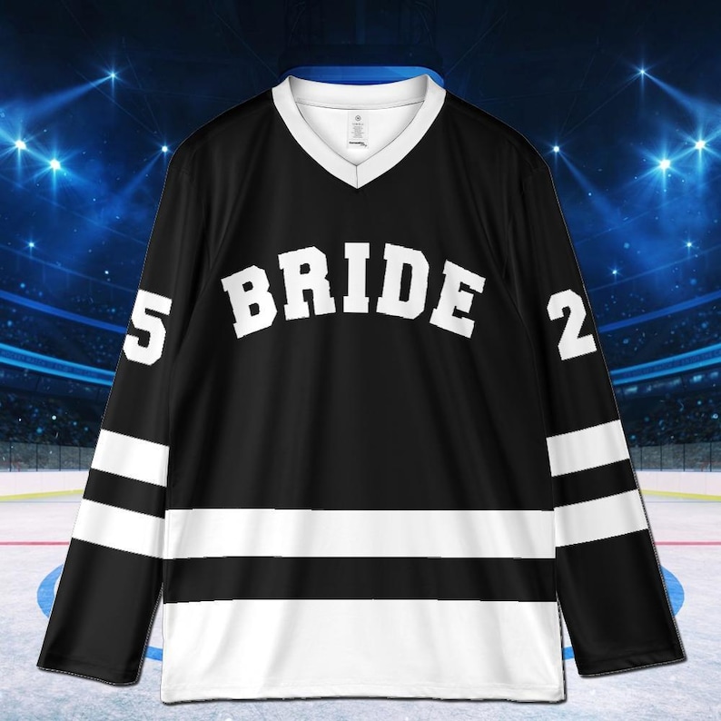 Pu&ograve; includere: Maglia da hockey nera con strisce bianche e la scritta "BRIDE" a grandi lettere bianche sul petto. Il numero "5" &egrave; sulla manica sinistra e il numero "2" sulla manica destra. La maglia ha uno scollo a V.