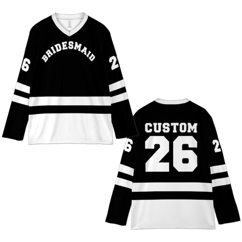 Pu&ograve; includere: Maglia da hockey bianca e nera con la scritta "BRIDESMAID" a forma di arco sul petto. La maglia ha strisce bianche sulle maniche e una sezione inferiore bianca. Il numero "6" &egrave; sulla manica sinistra e il "2" sulla destra. Il retro della maglia dice "CUSTOM 26".