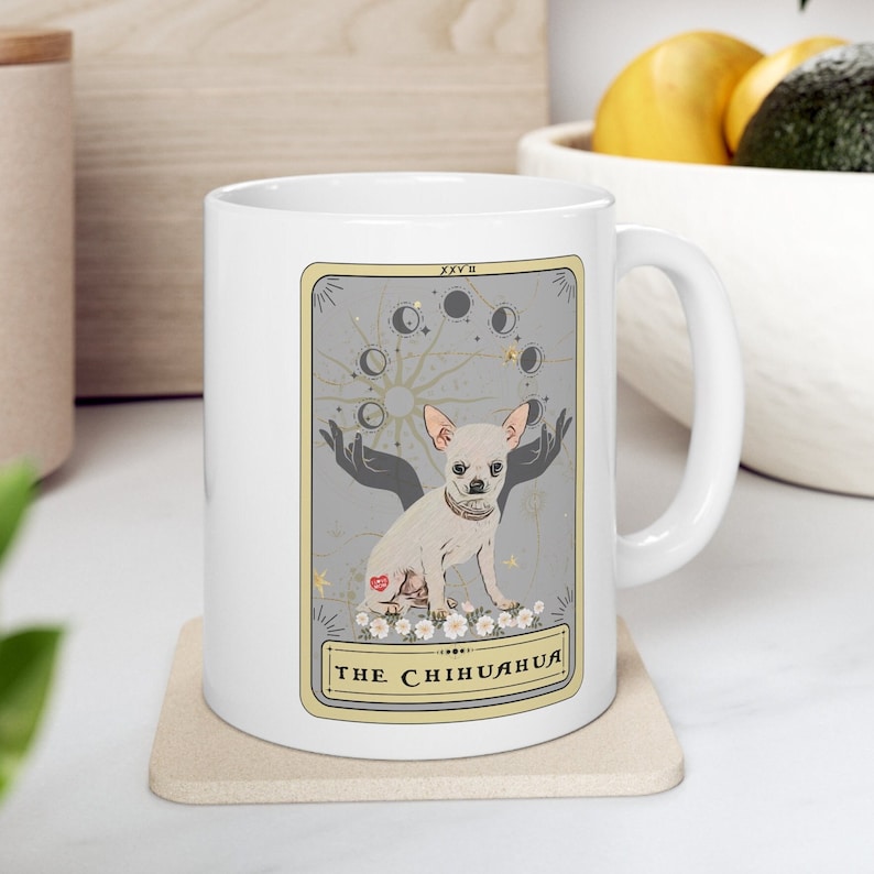 Chihuahua Tasse, Chihuahua Tarot Karte Tasse, Chihuahua Mama Geschenk Chihuahua Papa Geschenke Chihuahua Liebhaber Kaffeetasse Geschenk für Chihuahua Besitzer Bild 1