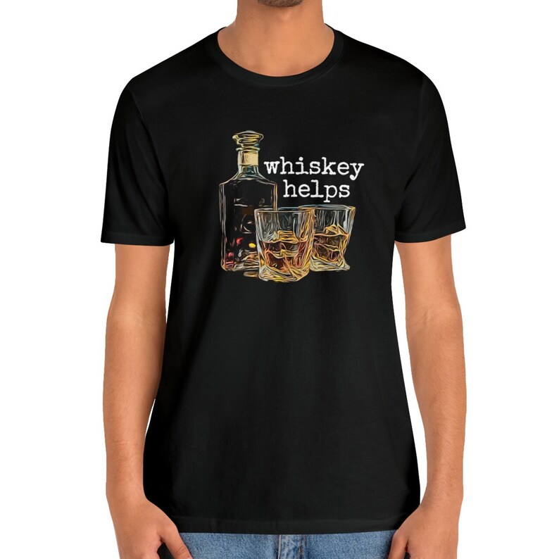 K&ouml;nnte beinhalten: Schwarzes T-Shirt mit einem wei&szlig;en Aufdruck einer Flasche Whiskey und zwei Gl&auml;sern mit dem Text "whiskey helps".