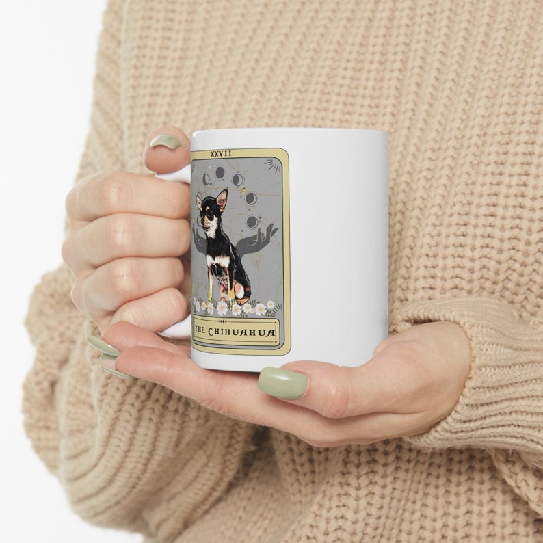 Taza de Chihuahua, taza de tarjeta de Tarot de Chihuahua, regalo de mamá de Chihuahua negro regalos de papá de Chihuahua taza de café amante de Chihuahua regalos de propietario de Chihuahua imagen 4