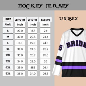 Pu&ograve; includere: Maglia da hockey unisex bianca con dettagli neri e viola. La maglia presenta la scritta "BRIDE" in lettere viola e il numero "5". Viene visualizzata anche una tabella delle taglie in cm.