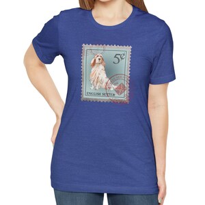 Op de afbeelding: Koning blauw t-shirt met een vintage postzegelontwerp. De postzegel toont een English Setter hond, de tekst "ENGLISH SETTER" en een waarde van "5&cent;". De postzegel heeft een lichtblauwe rand en een rode poststempel.