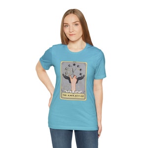 La camisa de la tarjeta del tarot del estilista, la camisa del estilista, la camiseta del estilista, el peluquero con licencia, el regalo para el peluquero, el diseño de la camisa de la tarjeta del tarot imagen 5