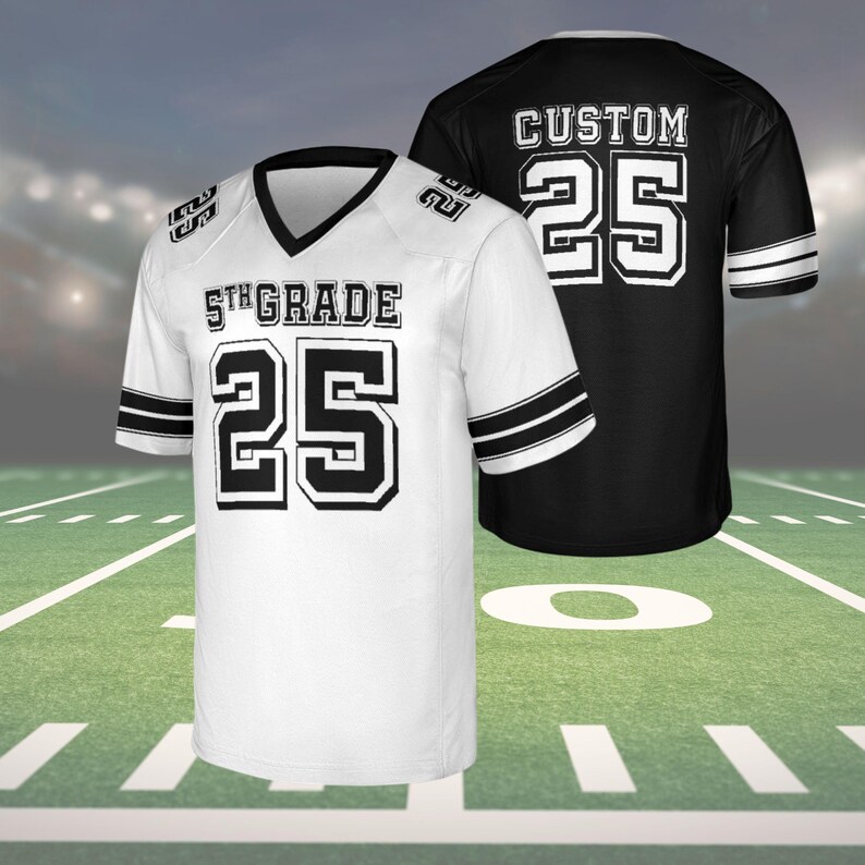 K&ouml;nnte beinhalten: Zwei Football-Trikots, eines wei&szlig; und eines schwarz, werden gezeigt. Das wei&szlig;e Trikot hat schwarze Streifen auf den &Auml;rmeln und den Text "5th GRADE 25". Das schwarze Trikot hat wei&szlig;e Streifen und den Text "CUSTOM 25". Beide Trikots haben einen V-Ausschnitt.