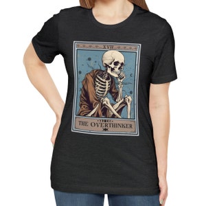 La chemise de carte de tarot Overthinker, chemise Overthinker Funny Skeleton Tarot Lover Cadeaux Dark Grey Heather