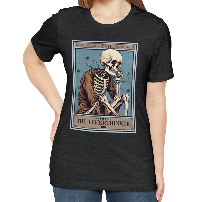 La chemise de carte de tarot Overthinker, chemise Overthinker Funny Skeleton Tarot Lover Cadeaux Dark Grey Heather