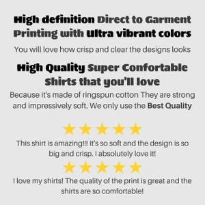 Puede incluir: Texto sobre un fondo blanco que dice: "Alta definici&oacute;n Impresi&oacute;n directa a la prenda con colores ultra vibrantes. Te encantar&aacute; lo n&iacute;tidos y claros que se ven los dise&ntilde;os. Camisetas de alta calidad s&uacute;per c&oacute;modas que te encantar&aacute;n. Porque est&aacute;n hechas de algod&oacute;n peinado Son fuertes e impresionantemente suaves. Solo usamos la mejor calidad." Hay cinco estrellas amarillas debajo del texto. Debajo de las estrellas hay m&aacute;s texto que dice: "&iexcl;Esta camiseta es incre&iacute;ble!!! Es tan suave y el dise&ntilde;o es tan grande y n&iacute;tido. &iexcl;Me encanta absolutamente!" Hay cinco estrellas amarillas m&aacute;s debajo del texto. Debajo de las estrellas hay m&aacute;s texto que dice: "&iexcl;Me encantan mis camisetas! La calidad de la impresi&oacute;n es excelente y las camisetas son tan c&oacute;modas!"
