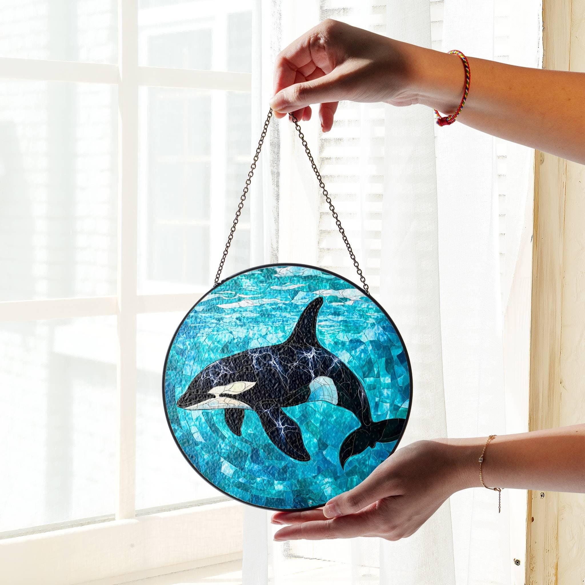 シャチのステンドグラスサンキャッチャー：海のアート窓飾り - Etsy 日本