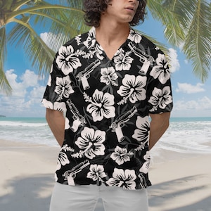Peut inclure: Chemise hawaïenne noire et blanche avec un motif floral et des silhouettes d'armes à feu.