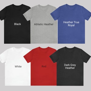 Puede incluir: Seis camisetas de diferentes colores, incluyendo negro, blanco, rojo, gris oscuro jaspeado, jaspeado atl&eacute;tico y azul real jaspeado.