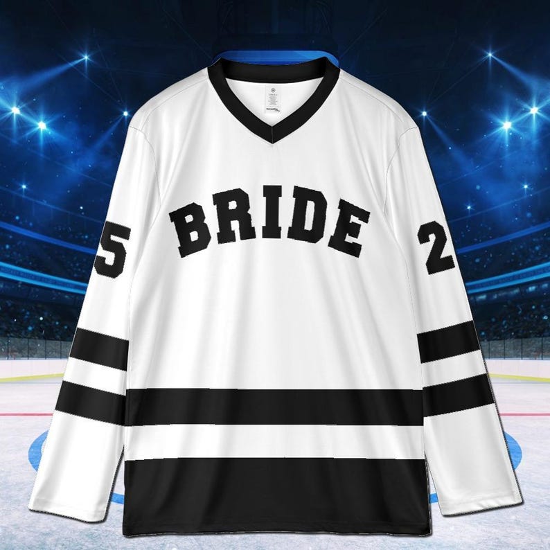 Pu&ograve; includere: Maglia da hockey bianca con dettagli neri. La parola "BRIDE" &egrave; sul petto in lettere nere in grassetto. La maglia ha strisce nere in basso e sulle maniche, con i numeri "5" e "2" sulle maniche.
