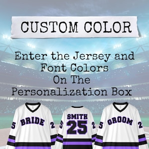Pu&ograve; includere: Maglie da hockey bianche con dettagli neri e viola. Le maglie presentano le parole "BRIDE" e "GROOM", il nome "SMITH" e il numero "25". L'immagine include anche il testo "CUSTOM COLOR" e le istruzioni per personalizzare la maglia.