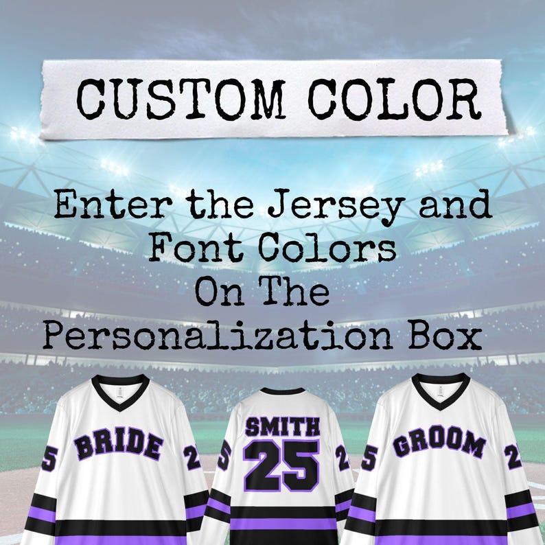 Pu&ograve; includere: Maglie da hockey bianche con dettagli neri e viola. Le maglie presentano le parole "BRIDE" e "GROOM", il nome "SMITH" e il numero "25". L'immagine include anche il testo "CUSTOM COLOR" e le istruzioni per personalizzare la maglia.