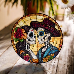 Le jour des morts, un couple de crânes en sucre, vitrail SunCatcher Dia de los Muertos, attrape-lumière suspendu à une fenêtre, Halloween Calavera, décoration d'intérieur
