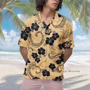 Puede incluir: Una camisa de botones de manga corta de color amarillo con un estampado de pulpo negro y gris y flores. La camisa tiene un corte holgado y un cuello. El texto "MIA DESIGNS" es visible en la esquina inferior derecha de la camisa.