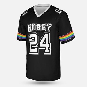 Puede incluir: Camiseta de f&uacute;tbol negra con cuello en V blanco. La palabra "HUBBY" y el n&uacute;mero "24" est&aacute;n en letras blancas. Rayas de arco&iacute;ris acent&uacute;an las mangas. El n&uacute;mero "2" est&aacute; en los hombros.