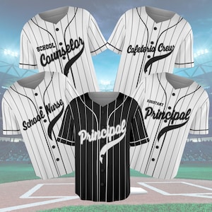 Puede incluir: Camisetas de béisbol blancas y negras con rayas verticales. Las camisetas presentan textos como "School Counselor", "Cafeteria Crew", "School Nurse", "Assistant Principal" y "Principal" en letra cursiva. Las camisetas tienen botones en la parte delantera y mangas cortas.
