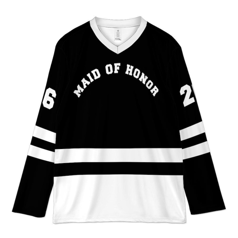 Pu&ograve; includere: Maglia da hockey nera e bianca con la scritta "MAID OF HONOR" ad arco sul petto. La maglia ha uno scollo a V, strisce bianche sulle maniche e i numeri "6" e "2" sulle maniche.