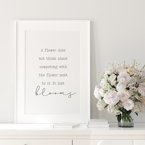 Een bloem denkt er niet aan om te concurreren met de bloem ernaast. Het bloeit gewoon Muur Print, Girls Room, Inspirerende Quote