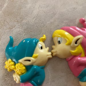 Rare Vintage Set of 2 Selfix Kissing Pixie Elves Elf Pink Blue Boy Girl Magnets Made in Hong Kong Fridge Magnet Y212