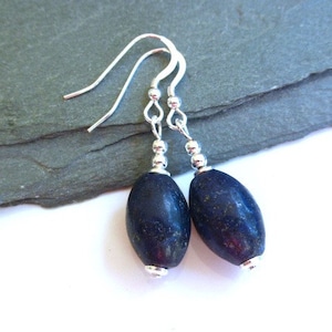 Klassieke donkerblauwe Lapis Lazuli oorbellen op kwaliteit Sterling zilveren oorhaken, handgemaakte sieraden, sieraden, UK Shop