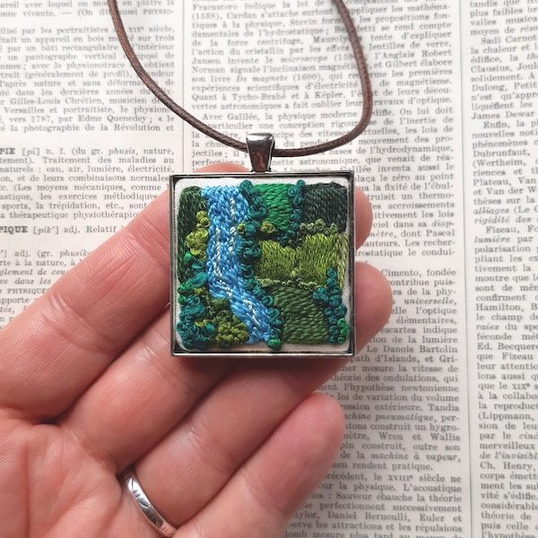 Pendentif Vue Oiseau, Broderie rivière et Champs, Vue aérienne Paysage Brodé Art, Vue aérienne Green Field Broderie Collier